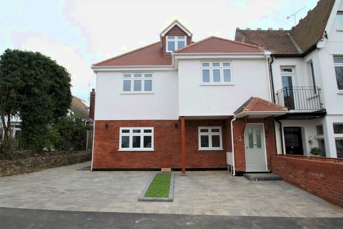 2 Bedroom Apartment To Rent In Leigh Cliff Road, Leigh-On-Sea, SS9