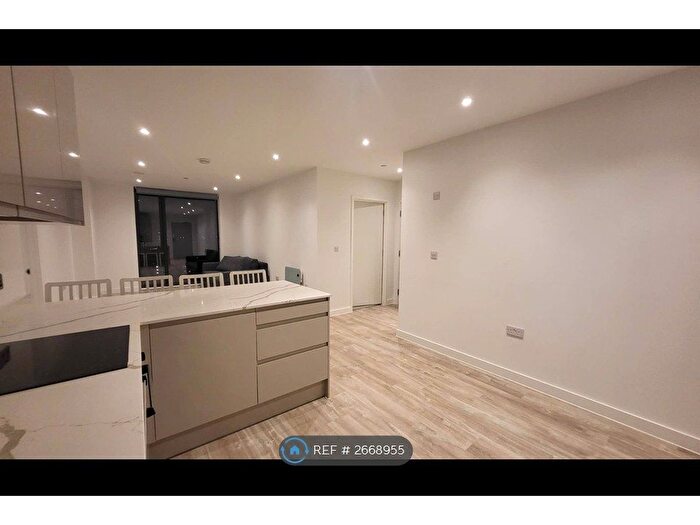 2 Bedroom Flat To Rent In Queen Street, Salford, M3
