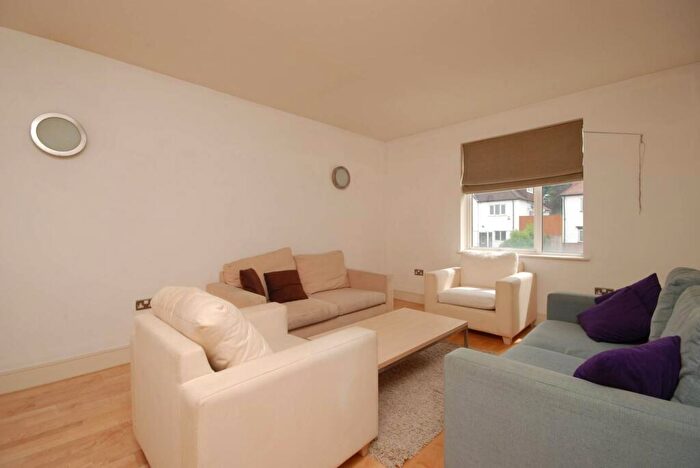 3 Bedroom Maisonette To Rent In Finchley Road, Golders Green, London, NW11