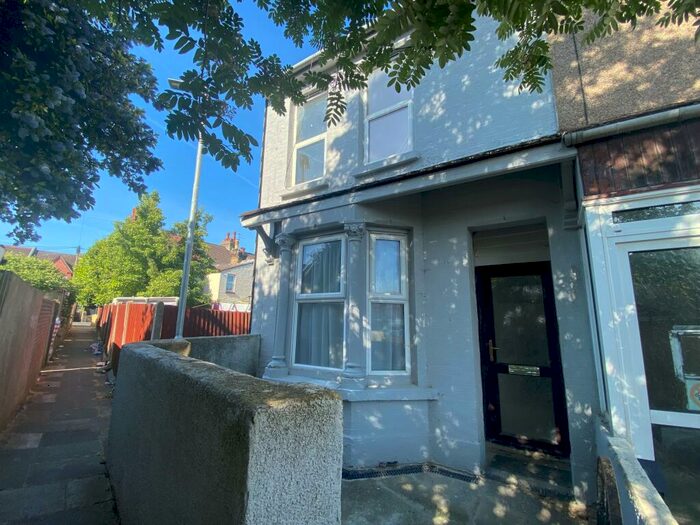 3 Bedroom End Of Terrace House To Rent In Toledo Paddock, Gillingham, ME7