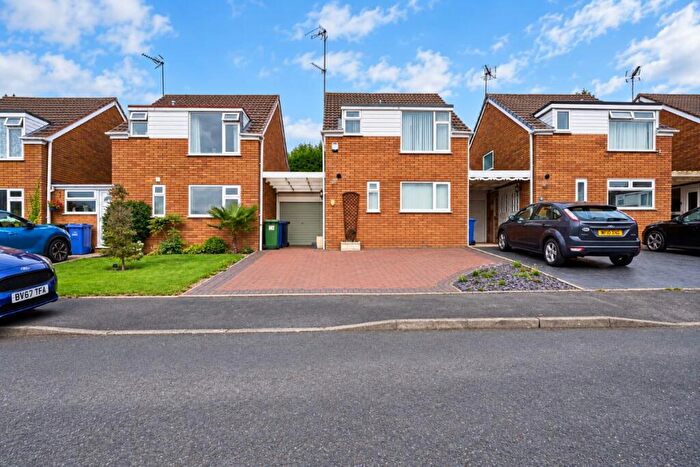 3 Bedroom Link Detached House For Sale In Kingham Close, Dudley, DY3