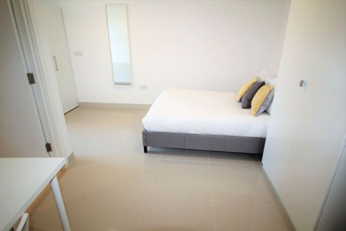 3 Bedroom Flat To Rent In Flat A, - Clarendon Road, LS2