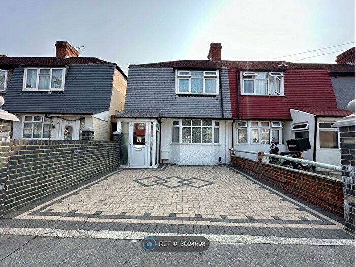 3 Bedroom Semi-Detached House To Rent In Ringwood Avenue, Croydon, CR0