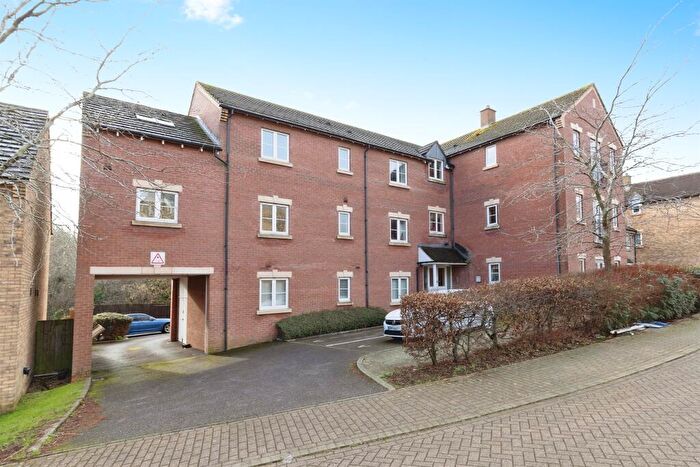 2 Bedroom Flat For Sale In Rosemary Drive, Banbury, OX16