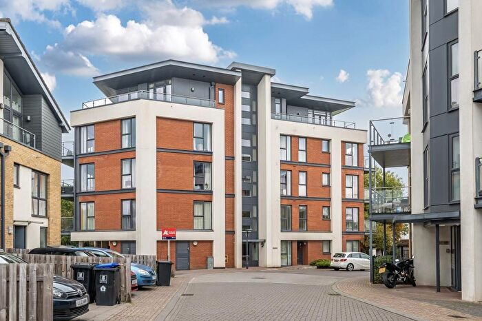 2 Bedroom Flat For Sale In Woking, Surrey, GU22