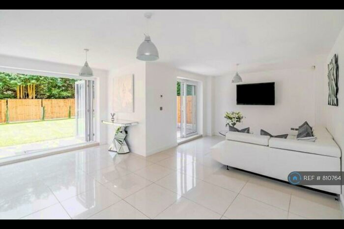 5 Bedroom Detached House To Rent In St. Bernards Road, Solihull, B92