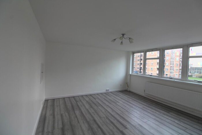 3 Bedroom Maisonette To Rent In Ayley Croft, Enfield, EN1
