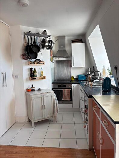 3 Bedroom Apartment To Rent In Narford Road, London, E5