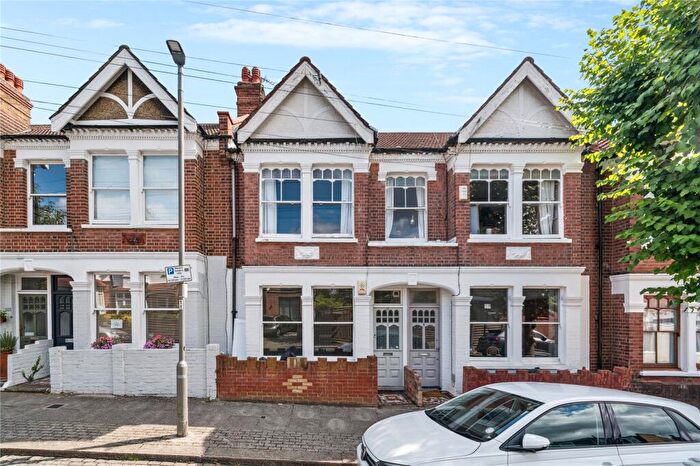 3 Bedroom Maisonette For Sale In Badminton Road, London, SW12