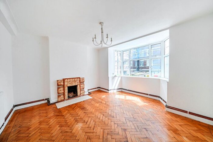 2 Bedroom Flat To Rent In Colney Hatch Lane, London, N10