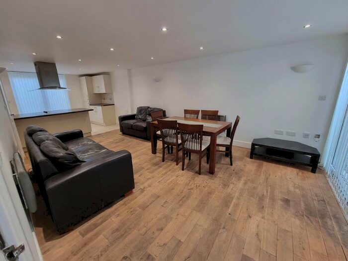3 Bedroom Town House To Rent In Seal Street, London, E8