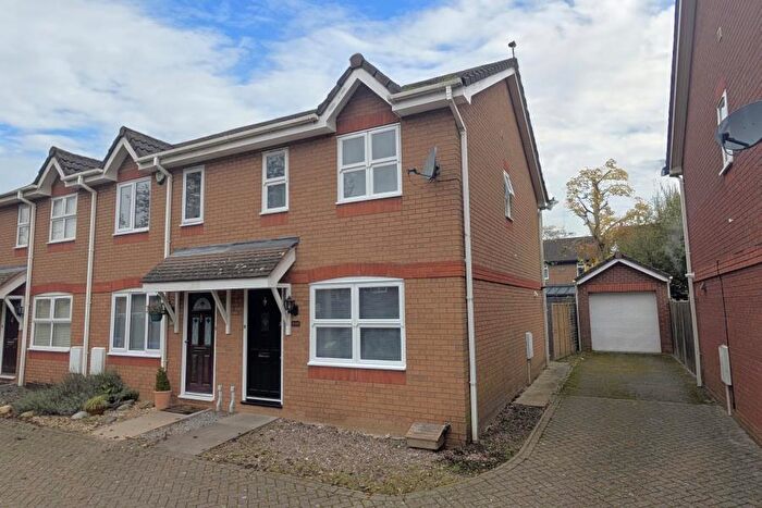 2 Bedroom End Of Terrace House To Rent In Knaphill, Woking, Surrey, GU21