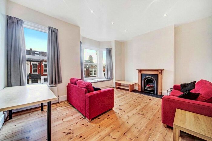 3 Bedroom Flat To Rent In Dorothy Road, Battersea, London, SW11