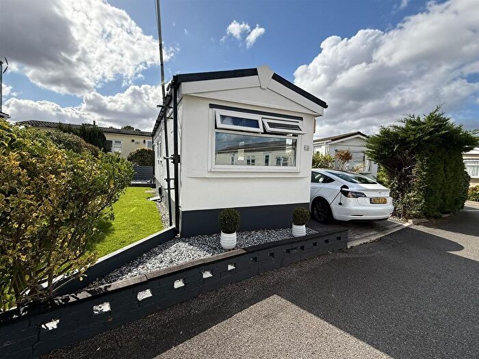 1 Bedroom Mobile/park Home For Sale In Barnet Lane, Borehamwood, WD6