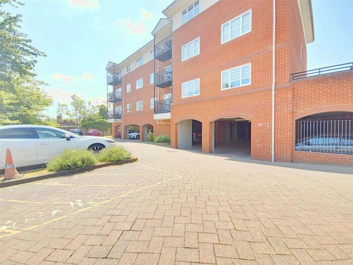 2 Bedroom Apartment To Rent In Deyncourt Gardens, Upminster, RM14