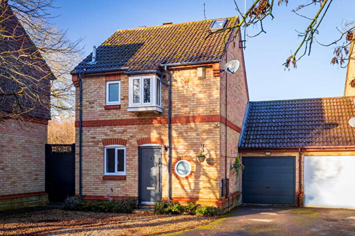 3 Bedroom Link Detached House For Sale In Suffolk Drive, Weybrook Park, GU4