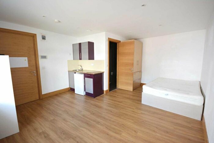 Studio To Rent In Sunny Place, London, NW4