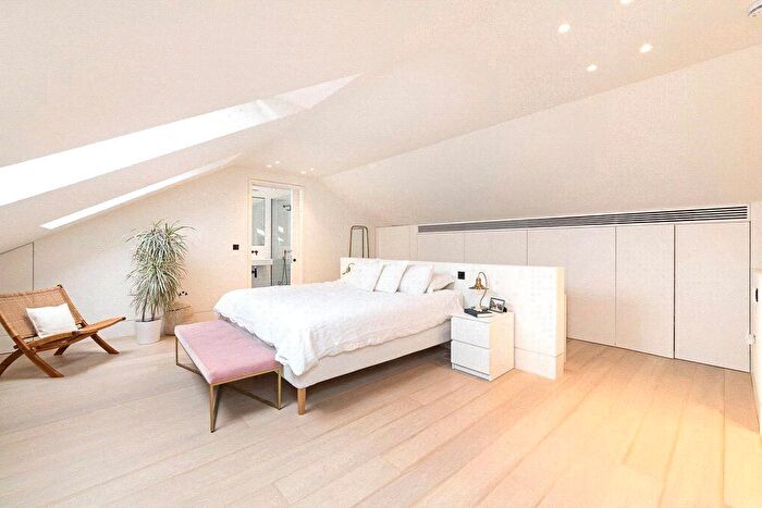 3 Bedroom Flat To Rent In Portobello Road, Notting Hill, W11