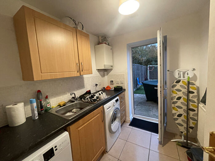 5 Bedroom Semi-Detached House To Rent In Pexalls Close, Hook, RG27