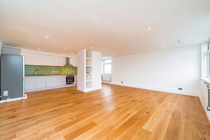 2 Bedroom Flat To Rent In Shepherds Bush Green, Shepherds Bush, W12