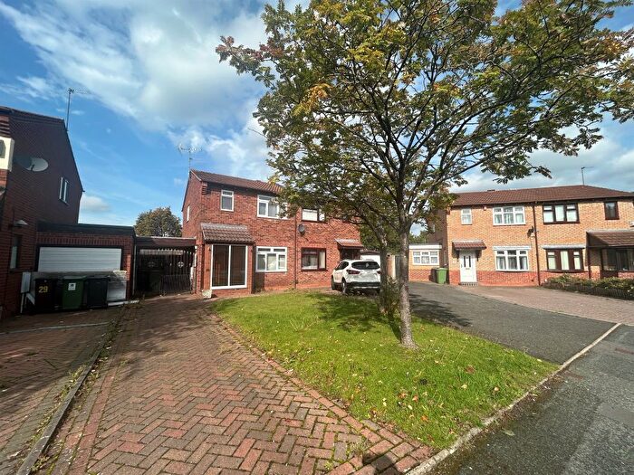 3 Bedroom Semi-detached House For Sale In Haywain Close, Pendeford, Wolverhampton, WV9