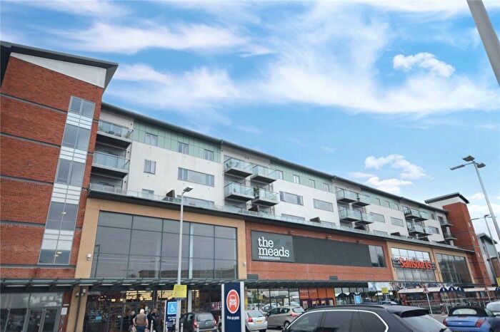 2 Bedroom Flat For Sale In Queensmead, Farnborough, Hampshire, GU14