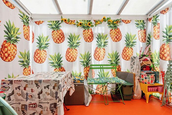 1 Bedroom End Of Terrace House For Sale In Banner Close, Purfleet, RM19