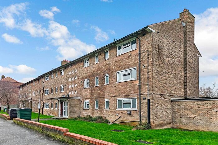 3 Bedroom Flat For Sale In Cherrydown Avenue, Chingford, E4