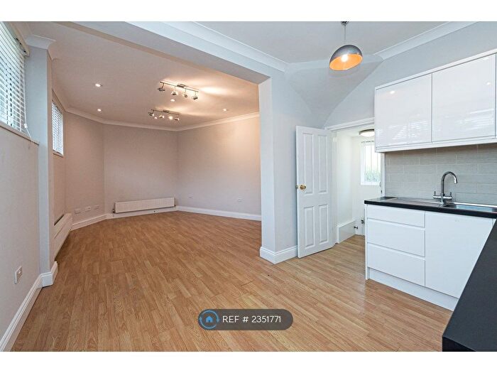 1 Bedroom Flat To Rent In The Crescent, Leatherhead, KT22