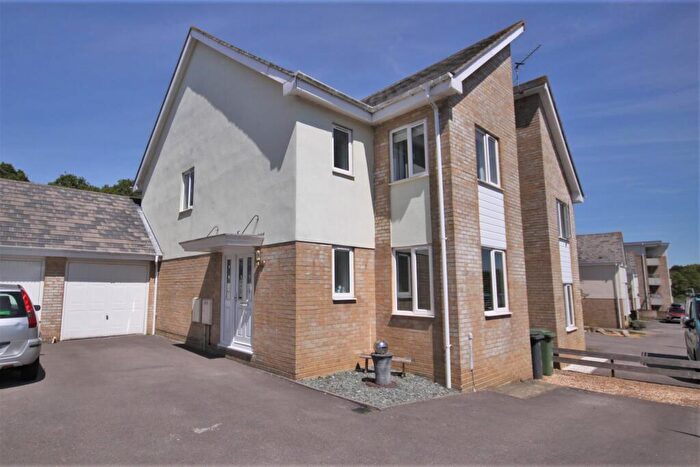 3 Bedroom Link Detached House To Rent In Bluebell Way, Whiteley, Fareham, PO15