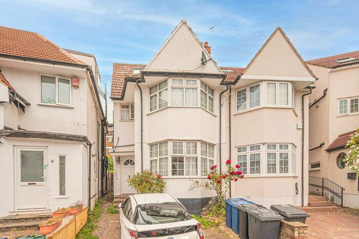 Studio To Rent In Clifton Gardens, Temple Fortune, London, NW11