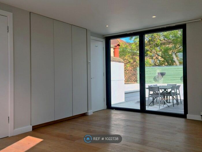 2 Bedroom Flat To Rent In Thorparch Road, London, SW8