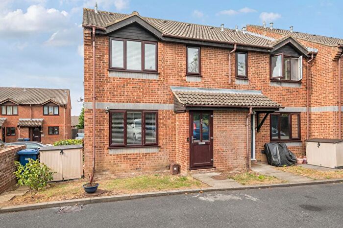 1 Bedroom End Of Terrace House For Sale In Pendall Close, Barnet, EN4