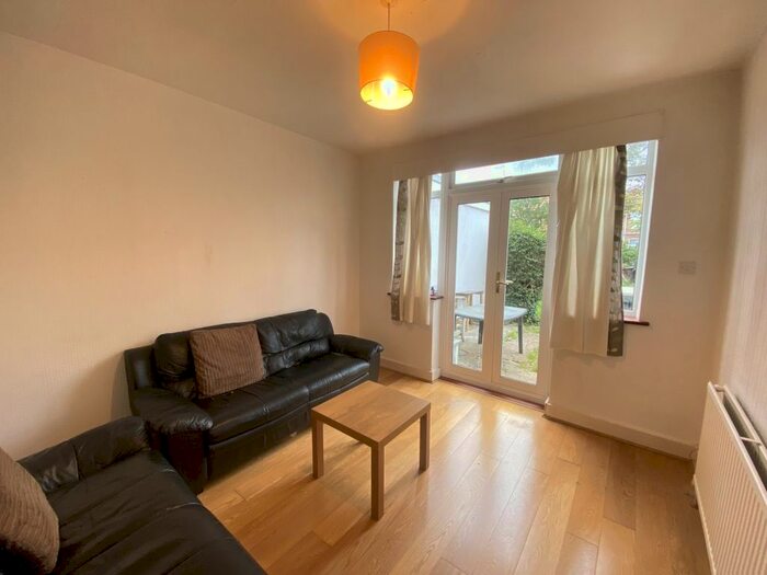 3 Bedroom Semi-Detached House To Rent In Warham Road, Harrow, HA3