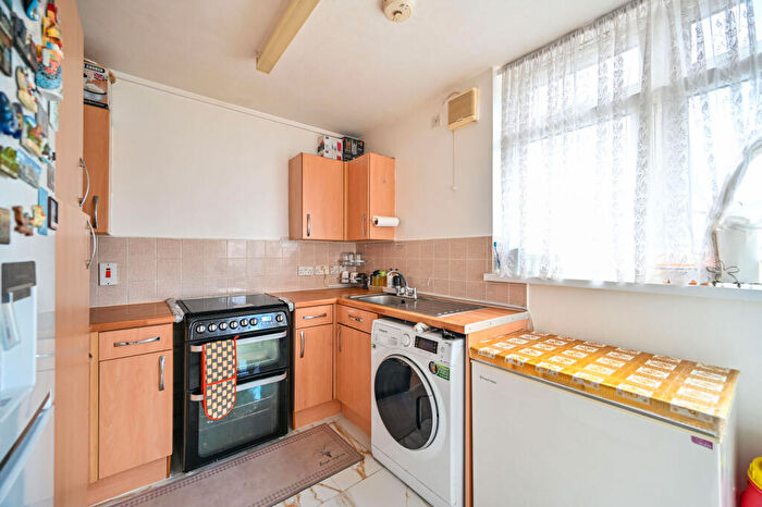 2 Bedroom Flat For Sale In Bromley High Street, , Bow, London, E3