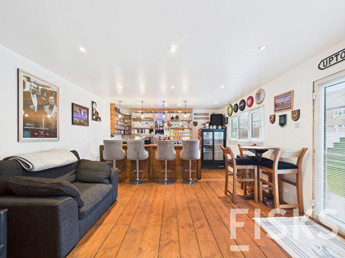 3 Bedroom Semi-Detached House For Sale In High Road, Benfleet, SS7