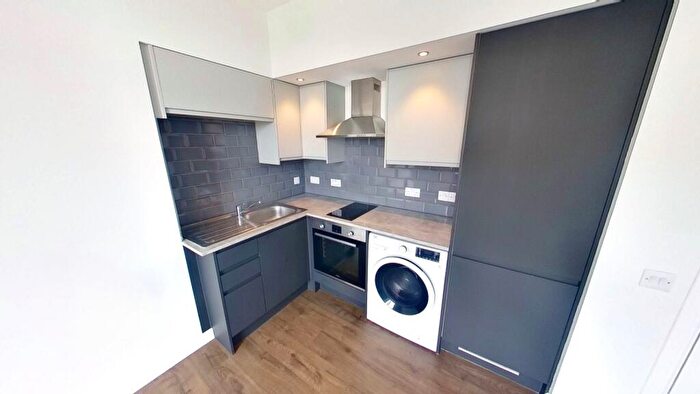 2 Bedroom Flat To Rent In Menzies Road, Flat H, Top Floor Right, Aberdeen, AB11