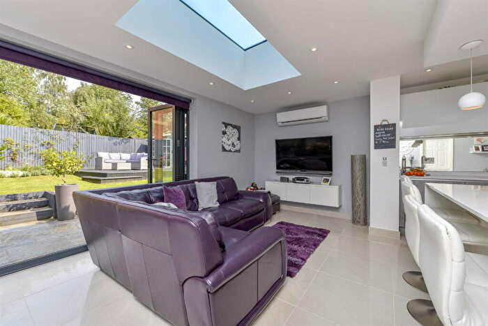 4 Bedroom Detached House For Sale In Thurston Drive, Kettering, NN15