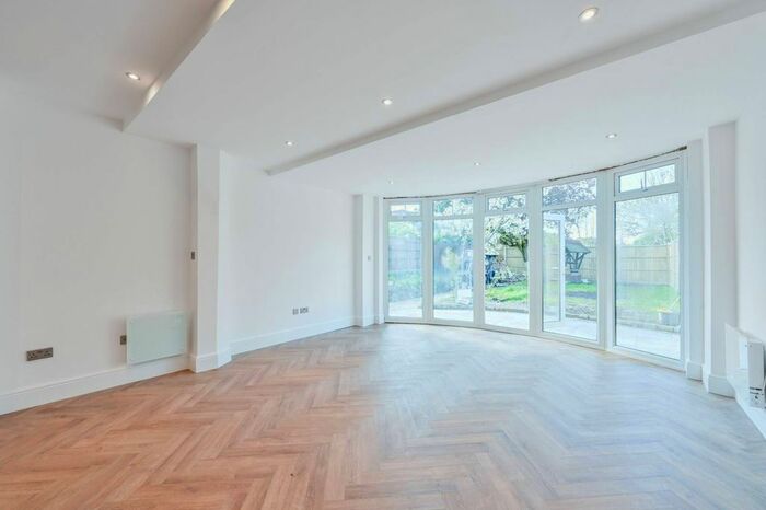 2 Bedroom Flat To Rent In Crown Lane, Streatham Common, London, SW16