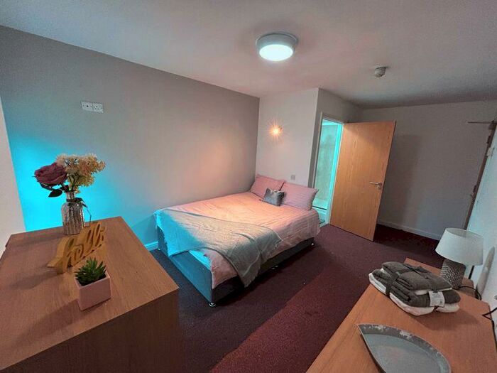 Flat To Rent In Woolton Road, Liverpool - Luxury En- Suite Rooms, L16