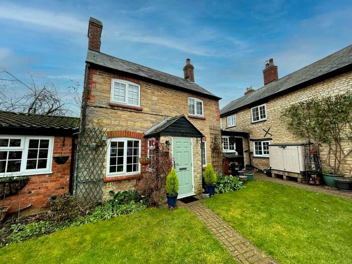 2 Bedroom Cottage To Rent In High Street, Stoke Goldington, MK16