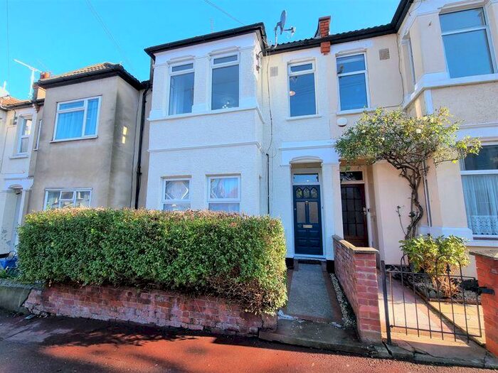 2 Bedroom Flat To Rent In Gainsborough Drive, Westcliff-On-Sea, SS0