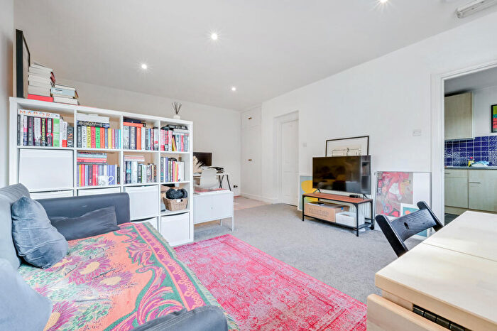 Apartment To Rent In The Gardens, East Dulwich London, SE22