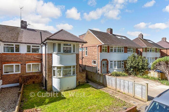 2 Bedroom Maisonette For Sale In Kingsley Grove, Reigate, Surrey, RH2