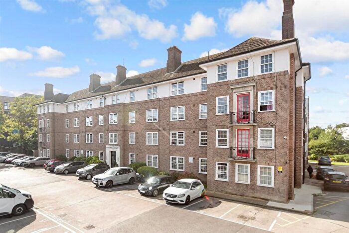 2 Bedroom Flat For Sale In Bishopric Court, Horsham, West Sussex, RH12