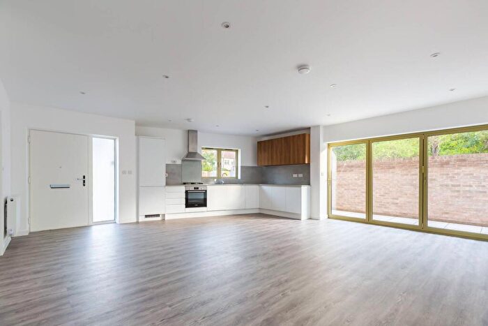 3 Bedroom House For Sale In North Circular Road, Palmers Green, N13