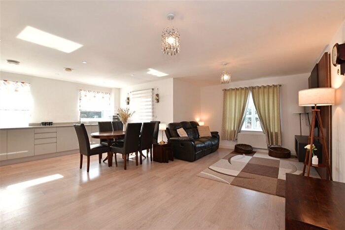 2 Bedroom Flat For Sale In Faringdon Avenue, Romford, Essex, RM3