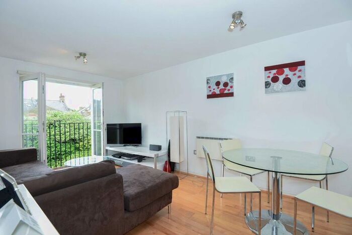 2 Bedroom Flat To Rent In Garratt Lane, London SW18