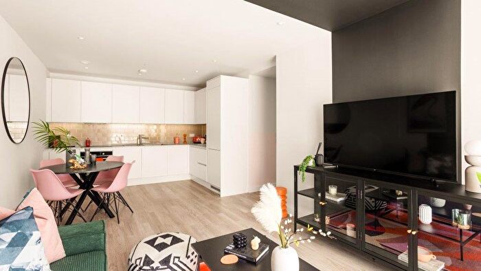 1 Bedroom Flat For Sale In Cedrus Avenue, Southall, UB1