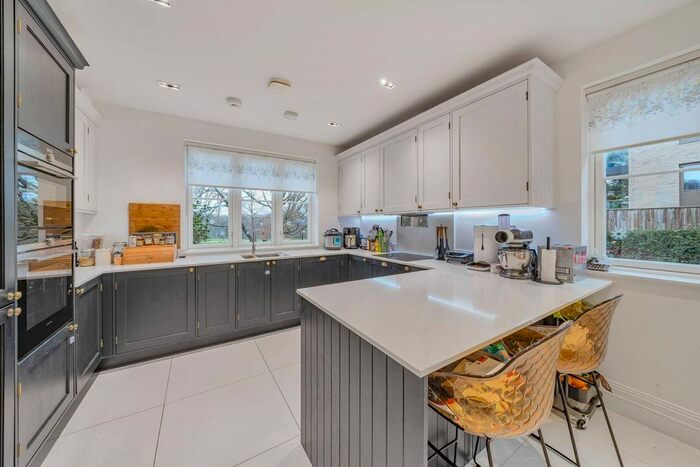 3 Bedroom Detached House To Rent In Daffodil Crescent, Oakwood, Barnet, EN4